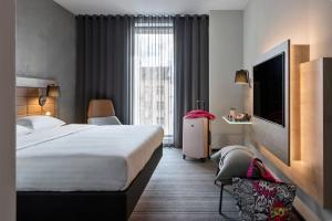 Cama ou camas em um quarto em Moxy Warsaw Praga