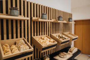 una panadería con varias cajas de bollería en estanterías en Thalguter - Rooms & Breakfast, en Lagundo