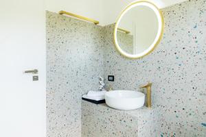 Un baño con un lavabo y un espejo en la pared. en Vila Roua Urseiu, en Urseiu 118 fotos más