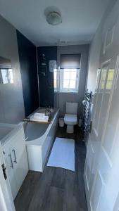 ein Badezimmer mit einem WC, einem Waschbecken und einer Badewanne in der Unterkunft Florence house in Thornaby on Tees