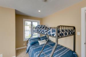 um quarto com 2 beliches e uma janela em Riverfront Shawano Home with Private Backyard! em Shawano