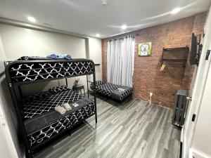 Cette chambre comprend 2 lits superposés et un mur en briques. dans l'établissement 31 Street Broadway Hotel, à New York