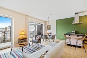 - un salon avec un canapé et une table dans l'établissement Boutique Hollerich Apartment, à Luxembourg