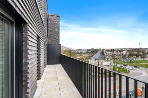 ルクセンブルクにあるBoutique Hollerich Apartmentの街の景色を望むバルコニー