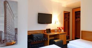 TV a/nebo společenská místnost v ubytování Trend Hotel