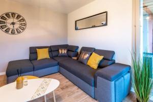 A seating area at Entre lac furnished flat