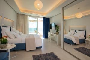una camera d'albergo con due letti e uno specchio di Scirocco Boutique Eco Hotel a Torre Pali