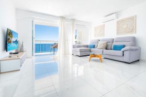 un soggiorno con divano e vista sull'oceano di Veracruz 17-B Deluxe Apartament Levante Beach a Benidorm