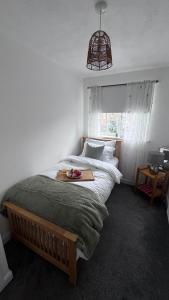 ein Schlafzimmer mit einem Bett und einem Tablett mit Obst darauf in der Unterkunft Florence house in Thornaby on Tees