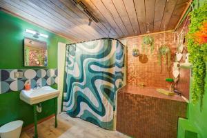 Ένα μπάνιο στο Retro 1970's Rollercoaster House 5 Mins from Cedar Point +18 φωτογραφίες