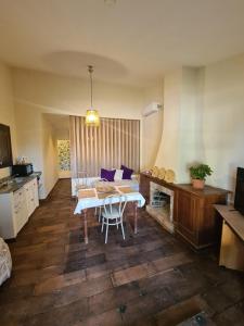 ein Wohnzimmer mit einem Tisch und Stühlen sowie eine Küche in der Unterkunft LA CASA DE LA ALEM in La Rioja
