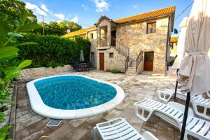 Bazén v ubytování Romantic Stone House with a pool nebo v jeho okolí