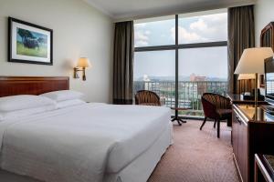 Postel nebo postele na pokoji v ubytování Sheraton Kampala Hotel