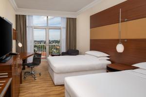 Postel nebo postele na pokoji v ubytování Sheraton Kampala Hotel