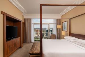 TV a/nebo společenská místnost v ubytování Sheraton Kampala Hotel + 37 fotografií