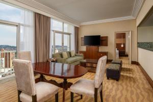TV a/nebo společenská místnost v ubytování Sheraton Kampala Hotel