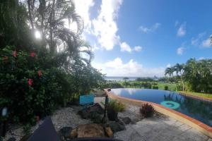 einen Pool mit Meerblick in der Unterkunft Black Rock Villas in Rarotonga