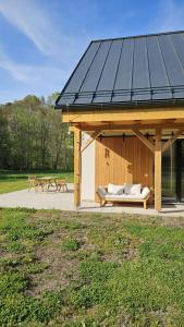 einen Pavillon mit einer Bank und zwei Picknicktischen in der Unterkunft romantic cabin Methuya in Teplice nad Metují