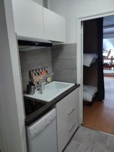 una cocina con fregadero y encimera en Studio 4 Personnes côté Sud, en Superdevoluy