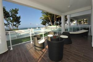 En balkong eller terrass på Watermark Luxury Oceanfront Residences