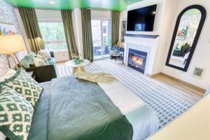un grande letto in un soggiorno con camino di Quest Travels a Seattle