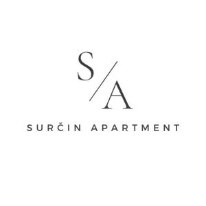 un logotipo de complemento sinérgico de escritura a mano en Surčin Apartment en Ledine