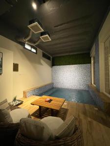 Χώρος καθιστικού στο بياسة للشقق المخدومة