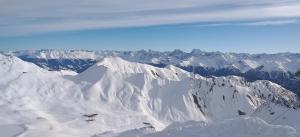 een luchtzicht op een met sneeuw bedekte bergketen bij Ferienwohnung Kirschner in Unter Tösens inkl SUPER SOMMER CARD in Serfaus