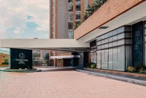 un edificio con una señal delante de él en Hilton DoubleTree Bogotá Salitre AR en Bogotá
