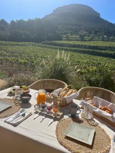 una mesa con comida y vistas a un viñedo en Côté vignes cassis, en Cassis