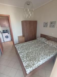 1 dormitorio con cama y lámpara de araña en Sunny penthouse, en Tesalónica