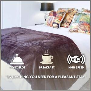 ein Poster von einem Bett mit einer Tasse Kaffee darauf in der Unterkunft Séjour Perpignan avec petit-déjeuner à la demande à 20 minutes de l'Espagne à La Douceur catalane in Perpignan + 8 Fotos