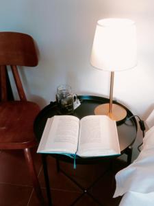 佛羅倫斯的住宿－Small Heaven in Florentine hills，灯旁桌子上的一本敞开的书