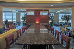 uma sala de conferências com uma mesa longa e cadeiras em SpringHill Suites by Marriott Virginia Beach Oceanfront em Virginia Beach
