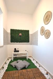 a living room with a table and a green wall at Casa Benesere Corpo E Mente in Castel Volturno