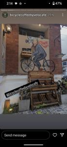 un sito web con foto di una scimmia su una bicicletta di Hospedaje Boutique Albergue Verde a Lima