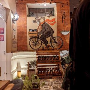 una pintura de un hombre montando una bicicleta en una pared en Hospedaje Boutique Albergue Verde, en Lima