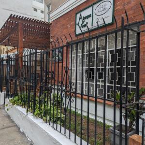 una valla de hierro forjado frente a un edificio en Hospedaje Boutique Albergue Verde, en Lima