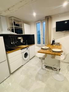 Кухня или мини-кухня в Le Charvet, Studio cosy en plein cœur de Hyères
 +2 фотографии