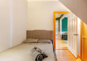 um quarto com uma cama com toalhas em 2 Bed Apt w/ Office, Free Parking, Near Wrigley em Chicago