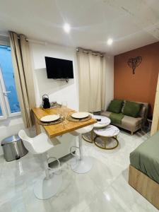 Телевизор и/или развлекательный центр в Le Charvet, Studio cosy en plein cœur de Hyères