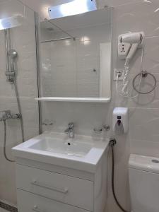 Et badeværelse på Golden Sunset Apartments