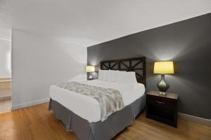 Un ou plusieurs lits dans un hébergement de l'établissement Americas Best Value Inn Orlando, FL