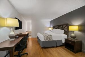 Un ou plusieurs lits dans un hébergement de l'établissement Americas Best Value Inn Orlando, FL