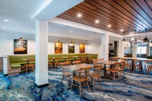 ケロウナにあるFairfield Inn & Suites by Marriott Kelownaのテーブルと椅子のあるレストラン、バー