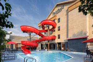um escorrega de água vermelho numa piscina num hotel em Fairfield Inn & Suites by Marriott Kelowna em Kelowna