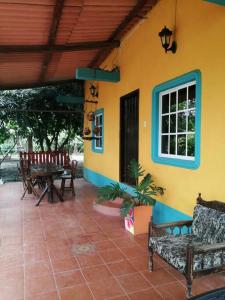 a porch of a house with a table and chairs at Casa de Campo in Milagro +1 photo