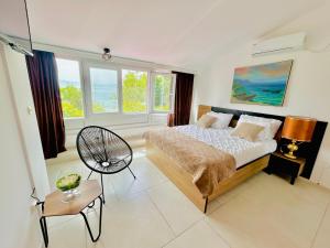 - une chambre avec un lit, une table et des fenêtres dans l'établissement Hotel Lagadin, à Ohrid