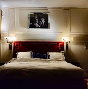 um quarto com uma cama com duas luzes em Appartement La Suite Royale Centre Luxembourg em Luxemburgo