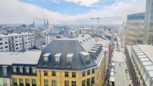 uma vista aérea de uma cidade com um edifício em Appartement La Suite Royale Centre Luxembourg em Luxemburgo